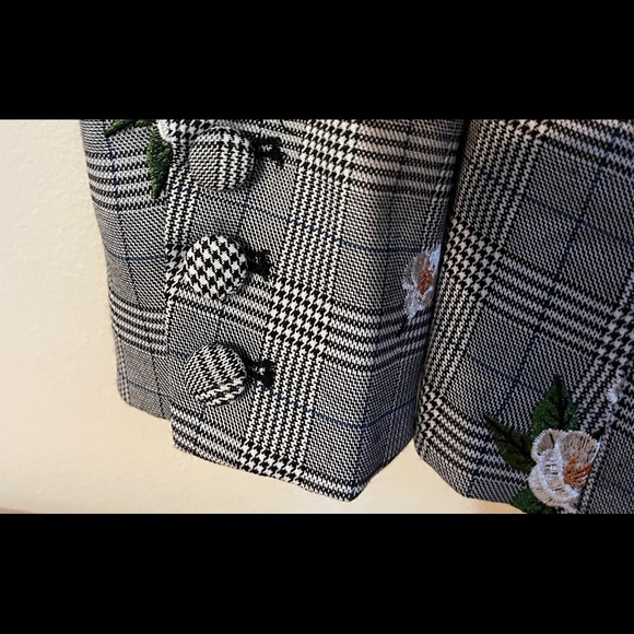Forever 21 Blk & White Blazer w/ Embroidered Flowers - Picture 4 of 8
